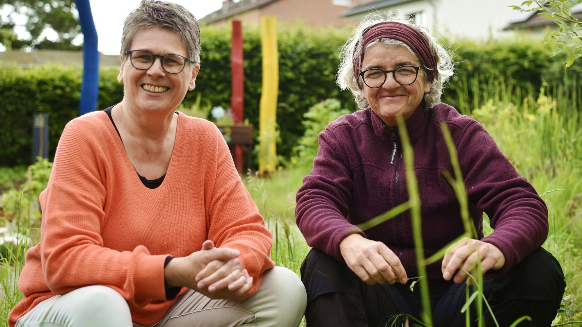 Lydia Kassing (Einrichtungsleiterin Resi-Stemmler-Haus) und Ulrike Kreuer (Garten- und Landschaftsbauerin) sitzen im Garten des Resi-Stemmler-Hauses, den sie zu einem Therapie-Garten für Demenzkranke umbauen.
