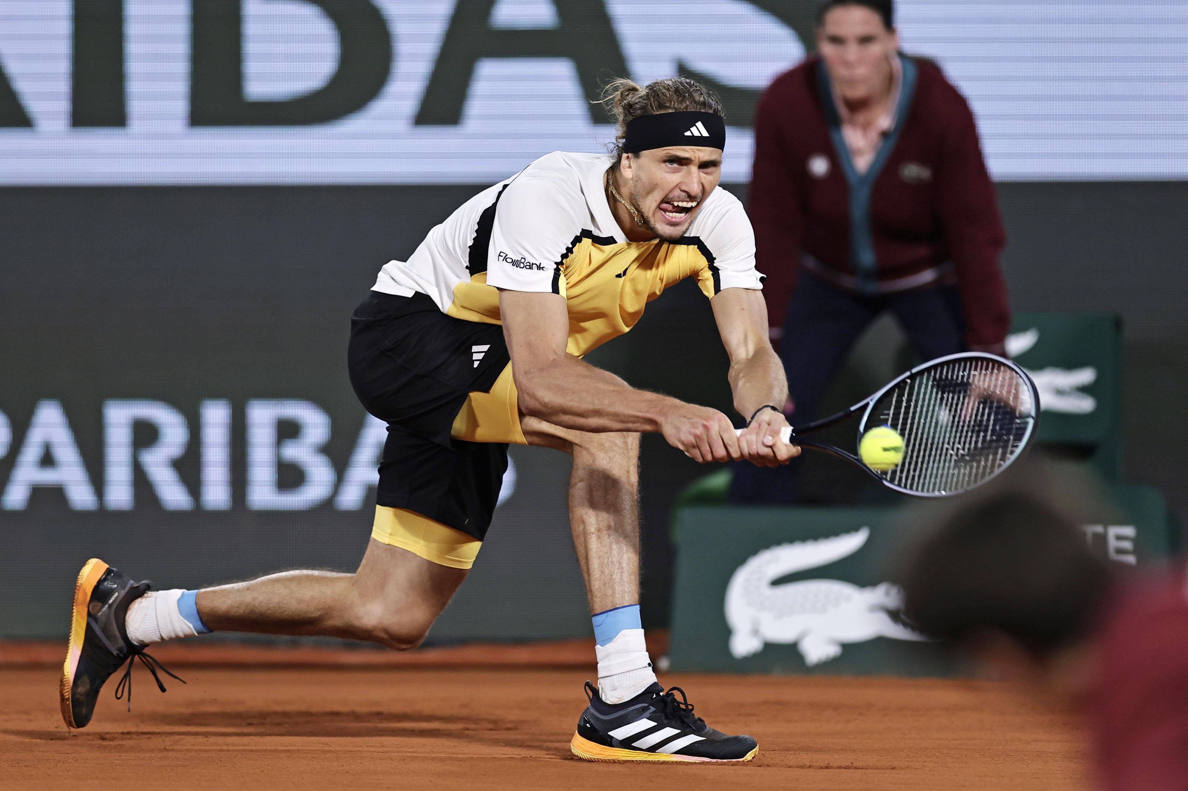 Alexander Zverev im Spiel gegen Holger Rune aus Dänemark in der vierten Runde des Herreneinzels bei den French Open.