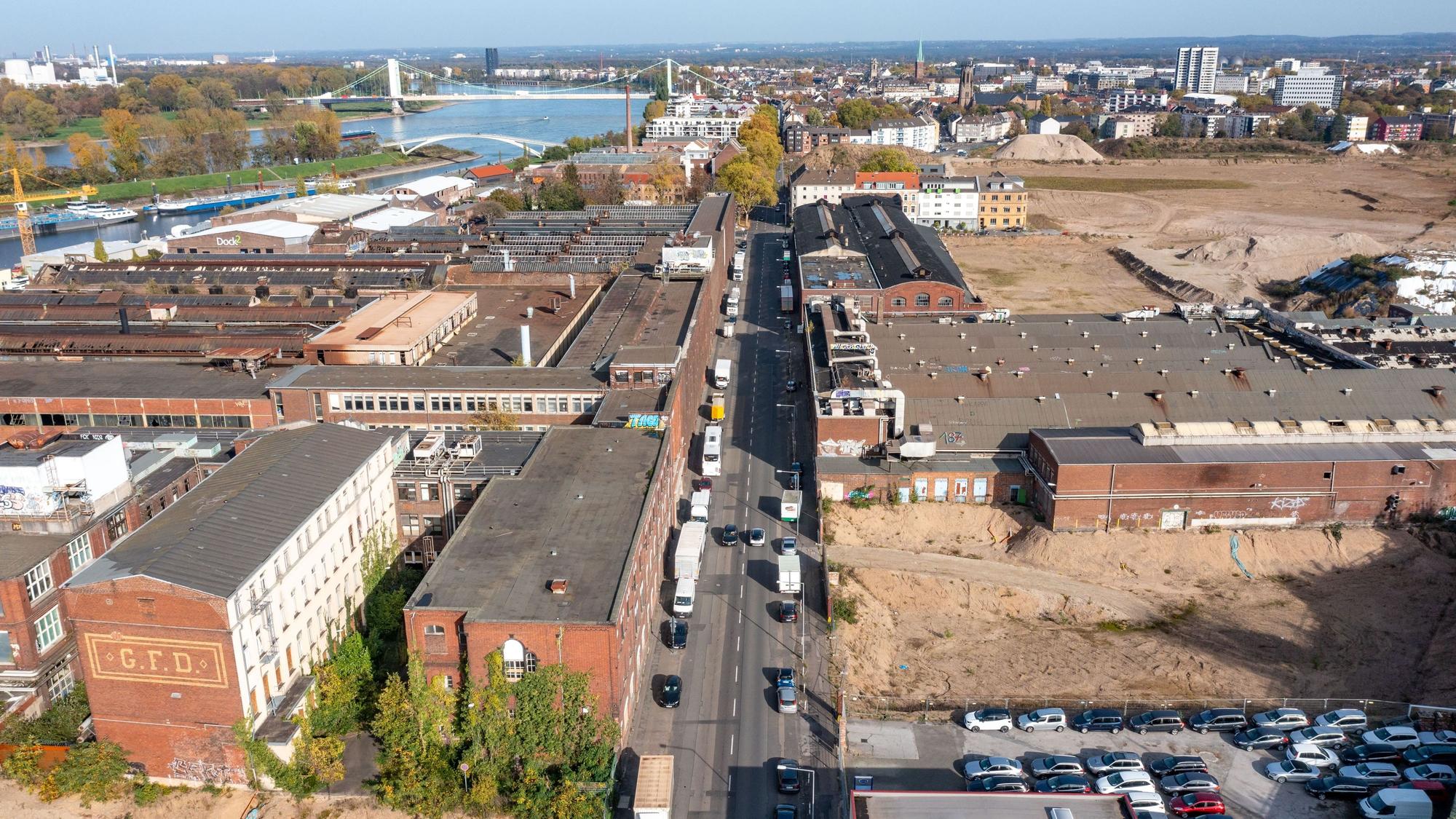 Blick auf das ehemalige KHD-Gelände an der Deutz-Mülheimer-Straße. Luftaufnahme mit Drohne.