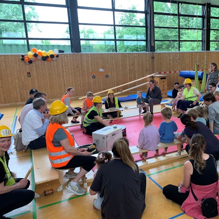 In der Glessener Mehrzweckhalle hatten Tagesmütter aus Glessen, Fliesteden und Sinthern eine Bewegungsbaustelle für Kinder aufgebaut.