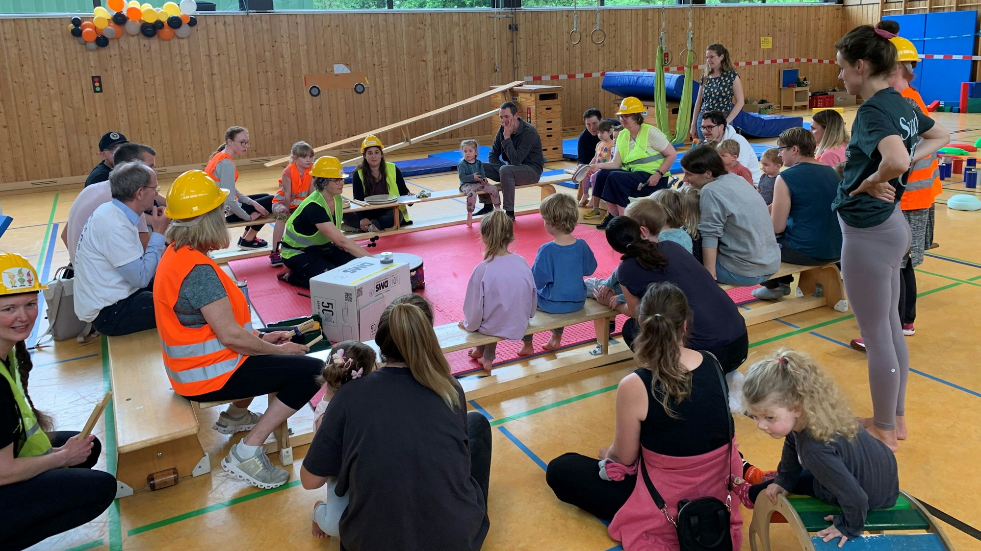 In der Glessener Mehrzweckhalle hatten Tagesmütter aus Glessen, Fliesteden und Sinthern eine Bewegungsbaustelle für Kinder aufgebaut.