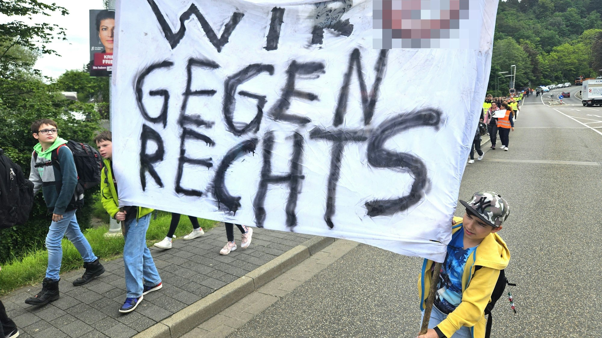 Das Foto zeigt zwei Schüler mit einem Transparent mit der Aufschrift "Wir gegen Rechts".