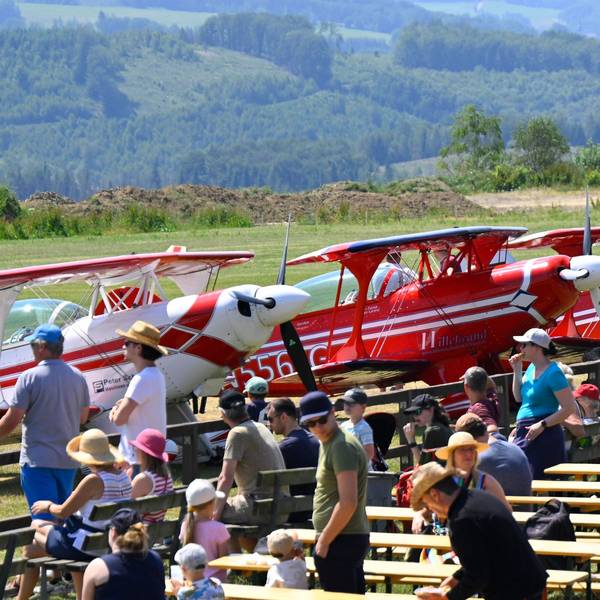 Blick auf das Gelände mit Besuchern und Flugzeugen beim Flugplatzfest in Bergneustadt.