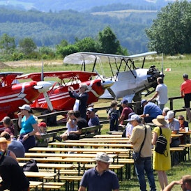 Blick auf das Gelände mit Besuchern und Flugzeugen beim Flugplatzfest in Bergneustadt.