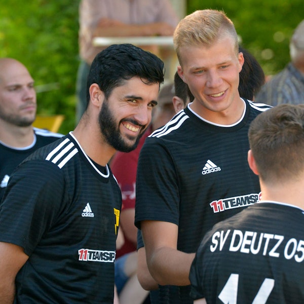 Fußball
SV Schlebusch - Deutz 05
links: David Marti Alegre (Deutz)
rechts: Sven Hoffmann (Deutz)
Foto: Uli Herhaus