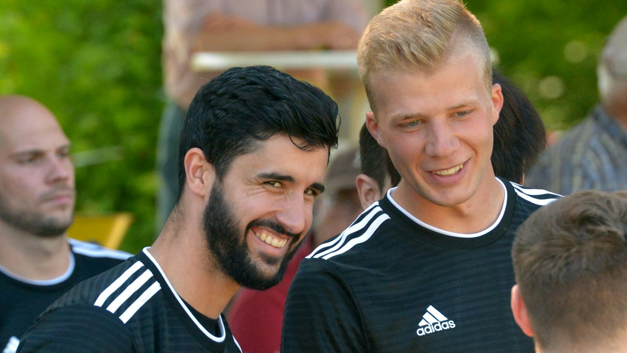 Fußball
SV Schlebusch - Deutz 05
links: David Marti Alegre (Deutz)
rechts: Sven Hoffmann (Deutz)
Foto: Uli Herhaus