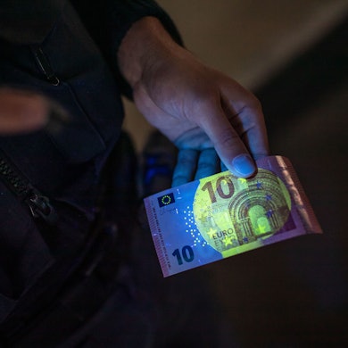 Das Bild zeigt einen 10-Euro-Schein und UV-Licht.