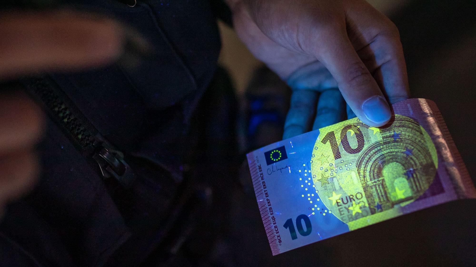 Das Bild zeigt einen 10-Euro-Schein und UV-Licht.
