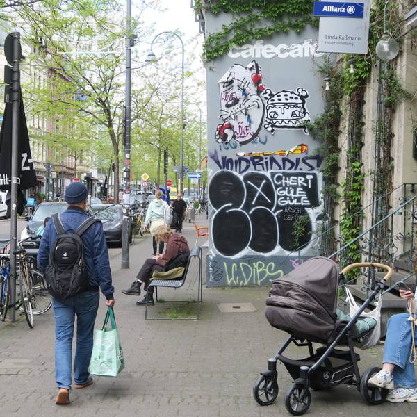 Fußgänger gehen die Venloer Straße entlang. Foto von Hans-Willi Hermans.