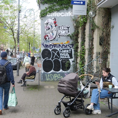 Fußgänger gehen die Venloer Straße entlang. Foto von Hans-Willi Hermans.