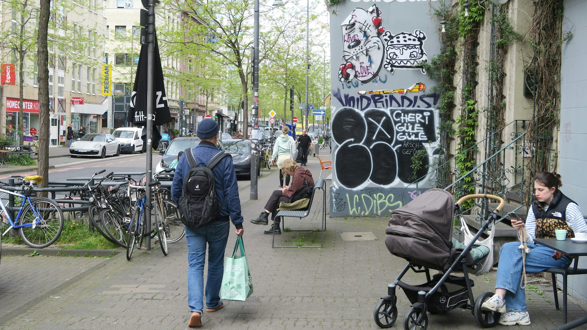Fußgänger gehen die Venloer Straße entlang. Foto von Hans-Willi Hermans.