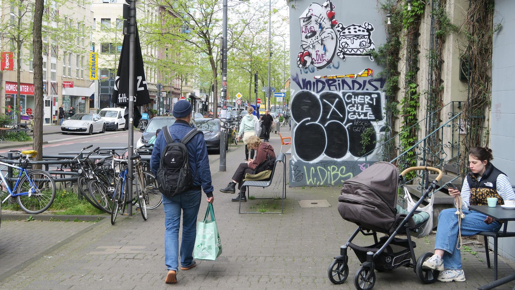 Den knapp bemessenen Gehweg müssen sich verschiedene Nutzergruppen in Ehrenfeld, wie hier auf der Venloer Straße, teilen.