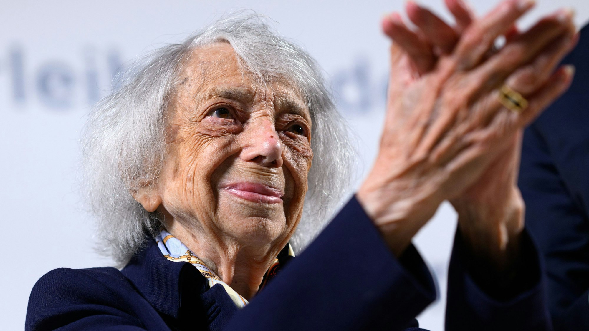 Margot Friedländer nimmt nach der Verleihung der Mevlüde-Genc-Medaille an sie im Bode-Museum den Applaus entgegen.