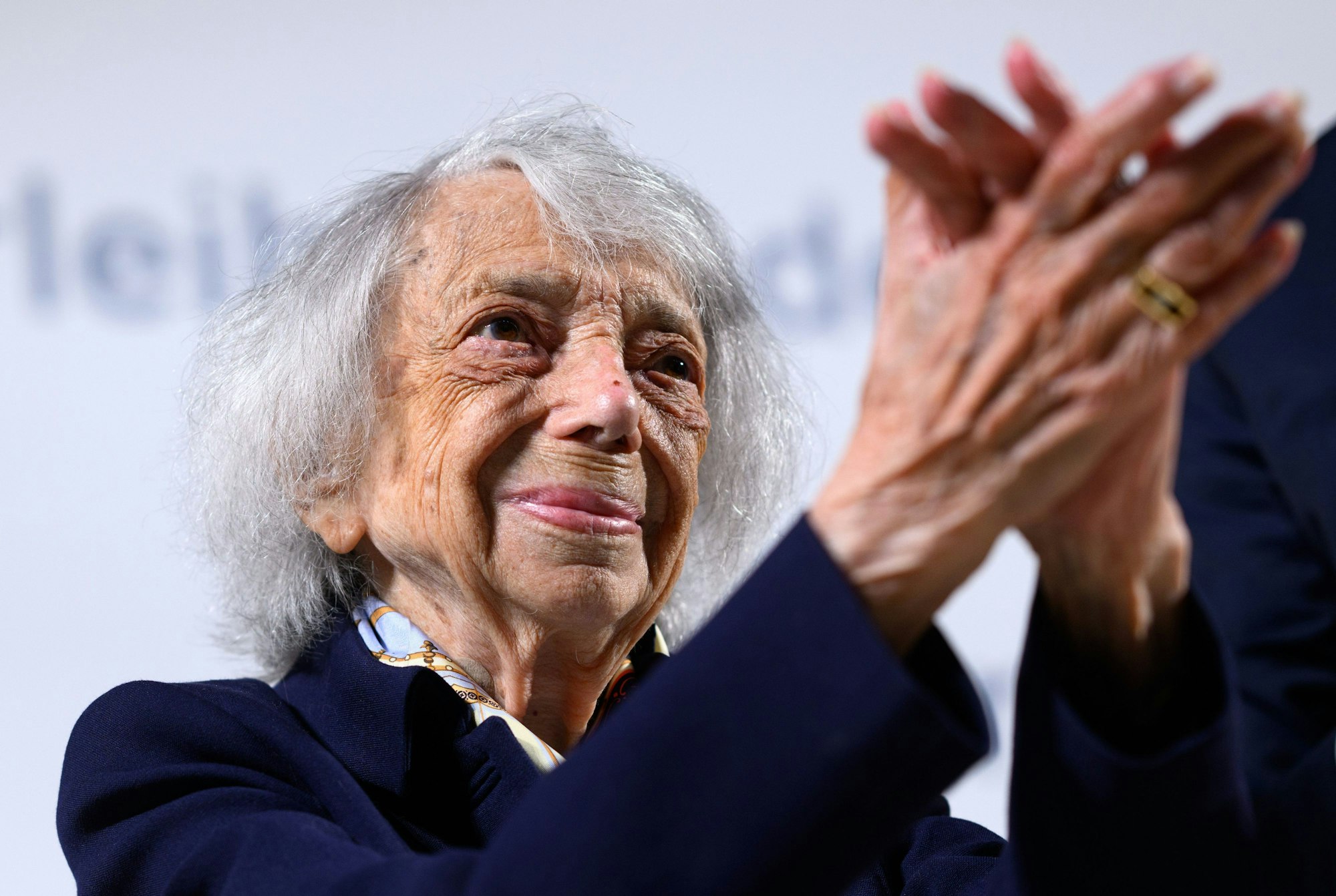 Margot Friedländer nimmt nach der Verleihung der Mevlüde-Genc-Medaille an sie im Bode-Museum den Applaus entgegen.