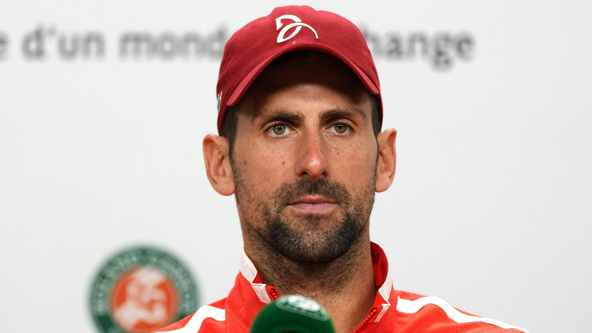 Der Serbe Novak Djokovic gibt eine Pressekonferenz nach seinem Sieg im Achtelfinale des Herreneinzels gegen den Argentinier Francisco Cerundolo.