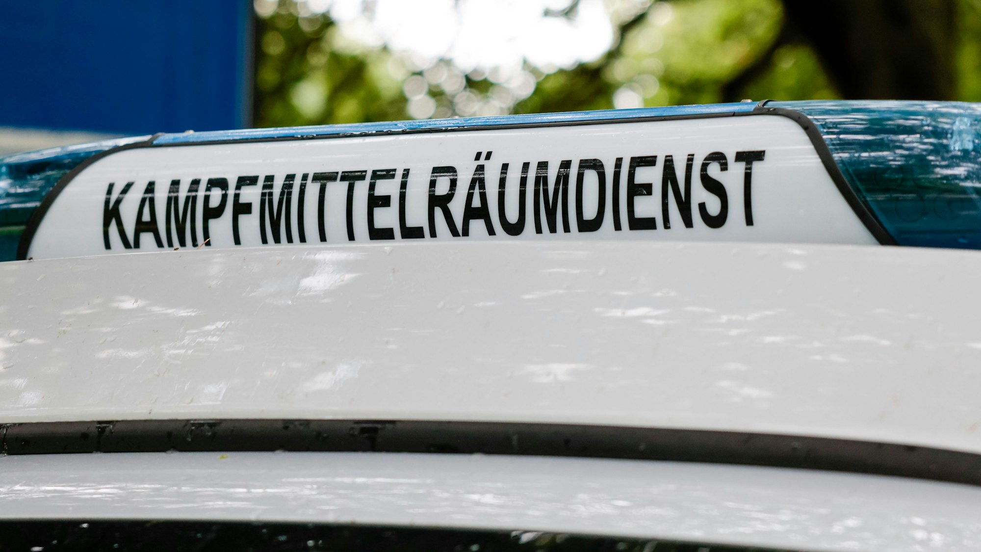 Der Schriftzug „Kampfmittelräumdienst“ ist an einem Einsatzfahrzeug angebracht.