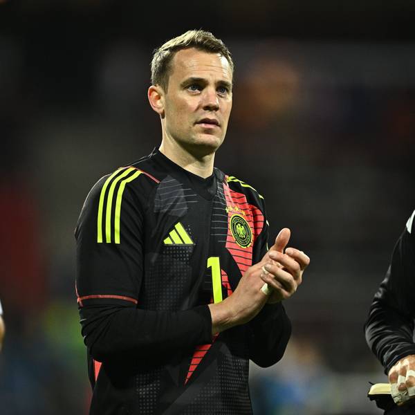 Nationaltorhüter Manuel Neuer applaudiert den Zuschauern nach dem Länderspiel Deutschland gegen die Ukraine im Max-Morlock-Stadion in Nürnberg am Montag, 3. Juni.