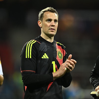 Nationaltorhüter Manuel Neuer applaudiert den Zuschauern nach dem Länderspiel Deutschland gegen die Ukraine im Max-Morlock-Stadion in Nürnberg am Montag, 3. Juni.