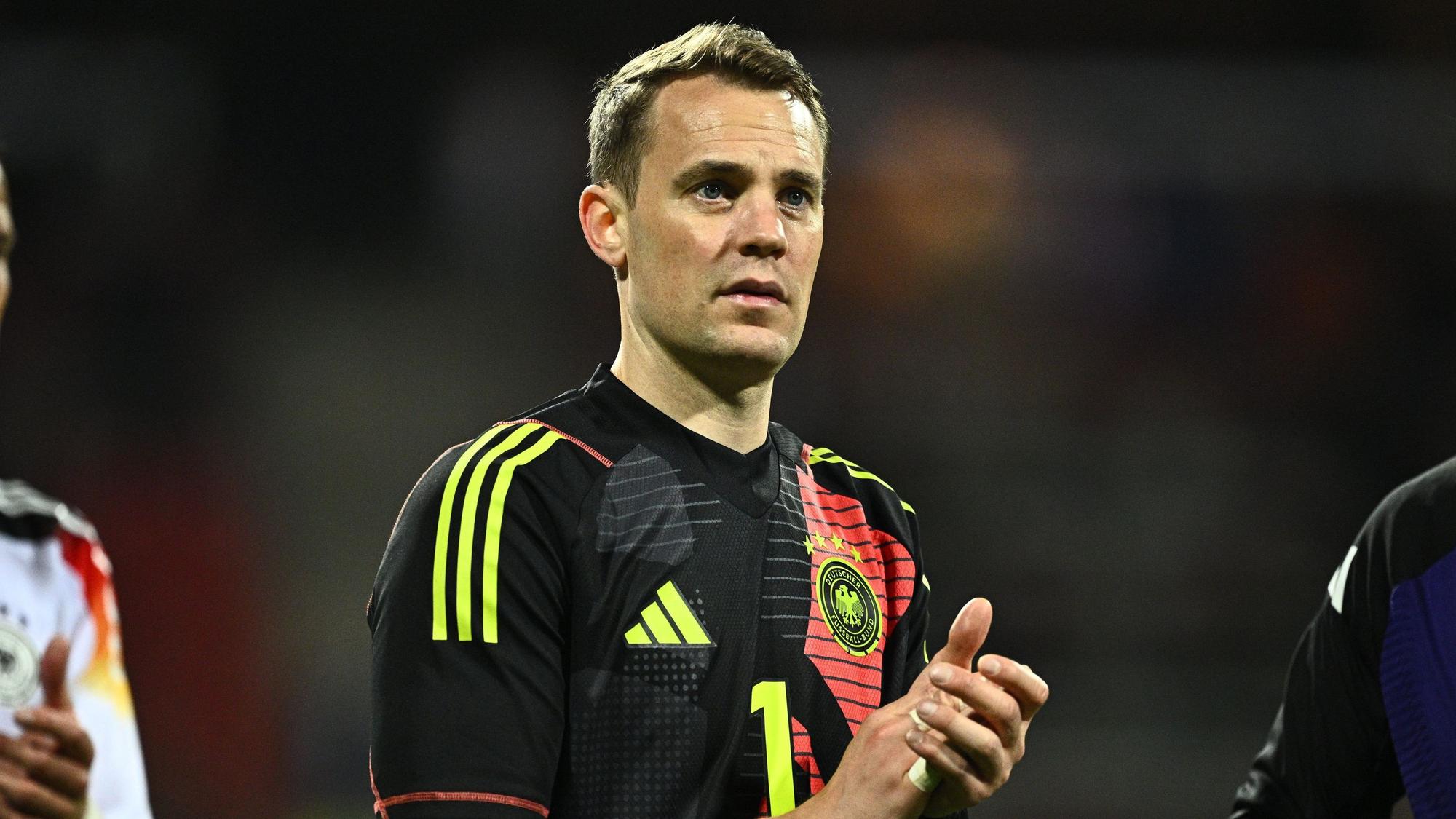Nationaltorhüter Manuel Neuer applaudiert den Zuschauern nach dem Länderspiel Deutschland gegen die Ukraine im Max-Morlock-Stadion in Nürnberg am Montag, 3. Juni.