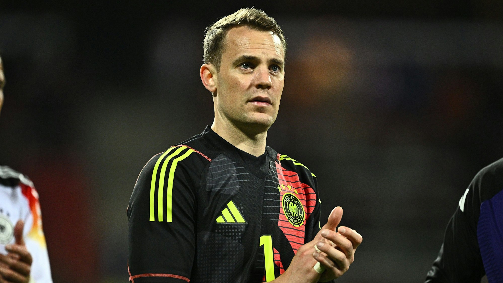 Nationaltorhüter Manuel Neuer applaudiert den Zuschauern nach dem Länderspiel Deutschland gegen die Ukraine im Max-Morlock-Stadion in Nürnberg am Montag, 3. Juni.