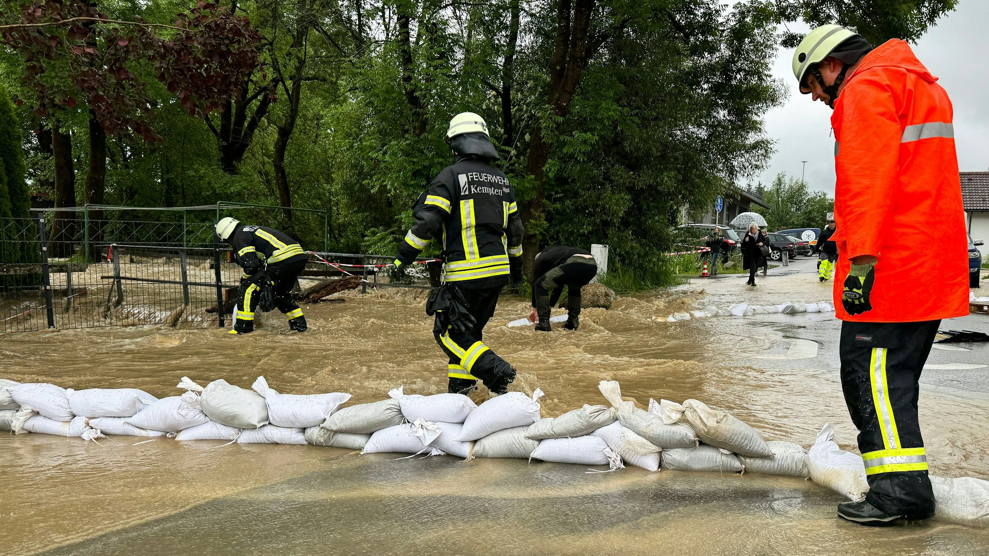 Einsatzkräfte der Feuerwehr versuchen am Montag mit Sandsäcken einen überfluteten Ortsteil von Kempten zu sichern. Auch ein Feuerwehrmann kommentierte die Wortmeldung von Sahra Wagenknecht zum Hochwasser in Süddeutschland.