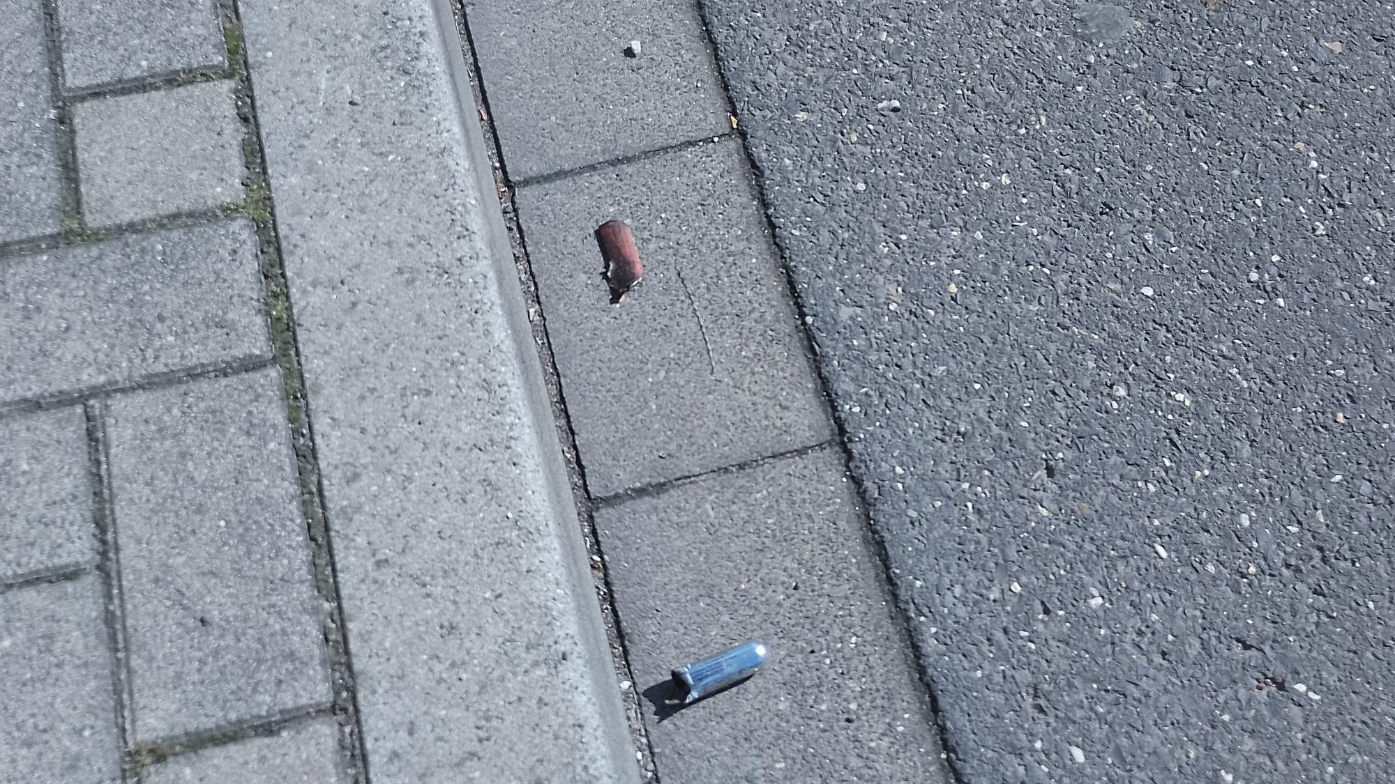 Auf der Straße fanden sich die Reste einer Hülse.