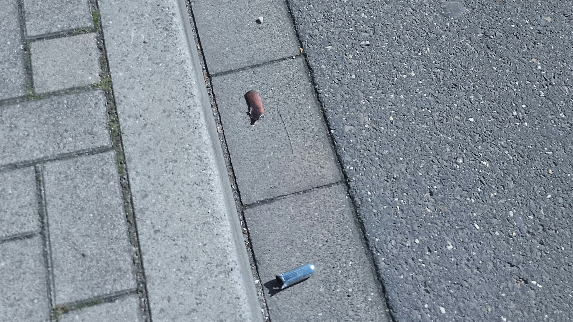 Auf der Straße fanden sich die Reste einer Hülse.
