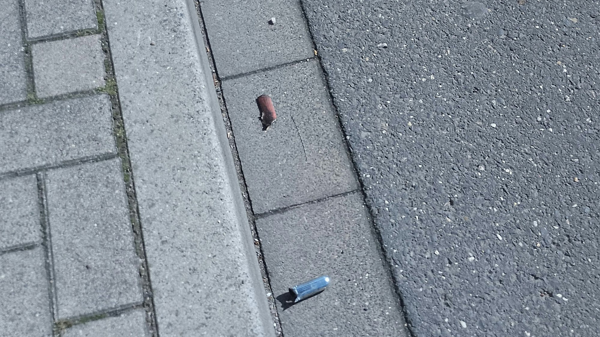 Auf der Straße fanden sich die Reste einer Hülse.