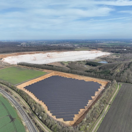 Auf dem Bild ist eine Luftaufnahme der neuen PV-Anlage zu sehen.