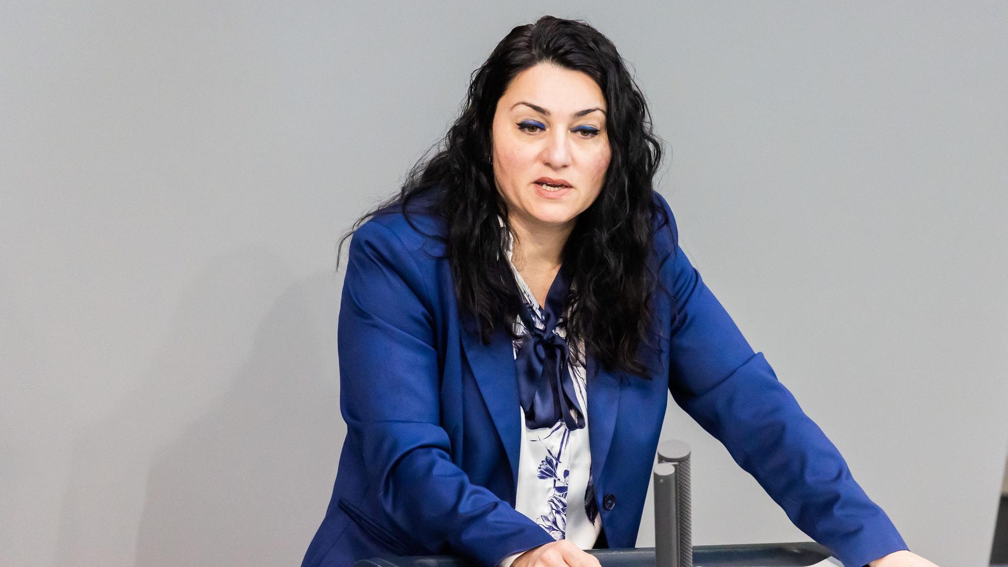 17.05.2024, Berlin: Lamya Kaddor (Bündnis 90/Die Grünen), Mitglied des Deutschen Bundestages, spricht im Plenum des Deutschen Bundestages.