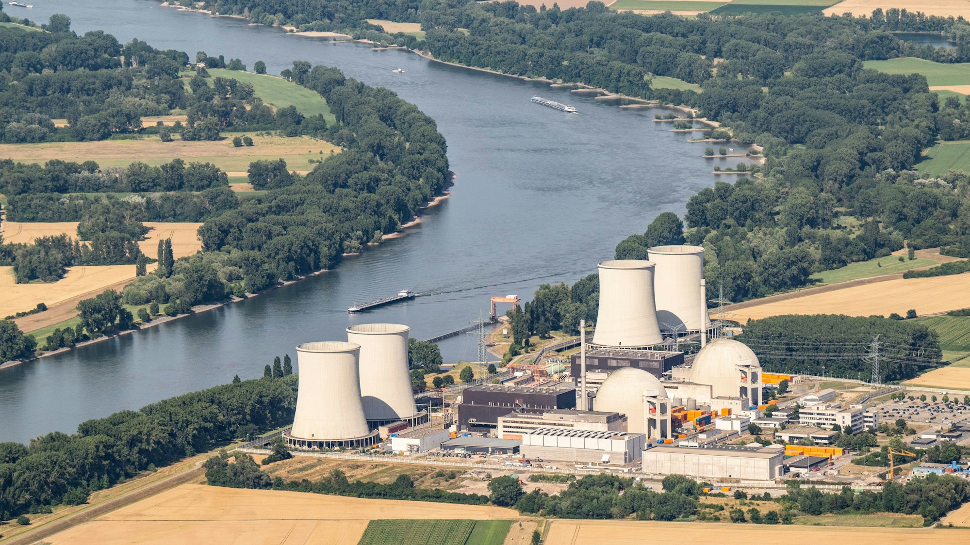 Eine Luftaufnahme des Atomkraftwerks Biblis am Rhein in Hessen. Teile des AKW wurden durch die schweren Unwetter und Hochwasser in Deutschland überflutet.