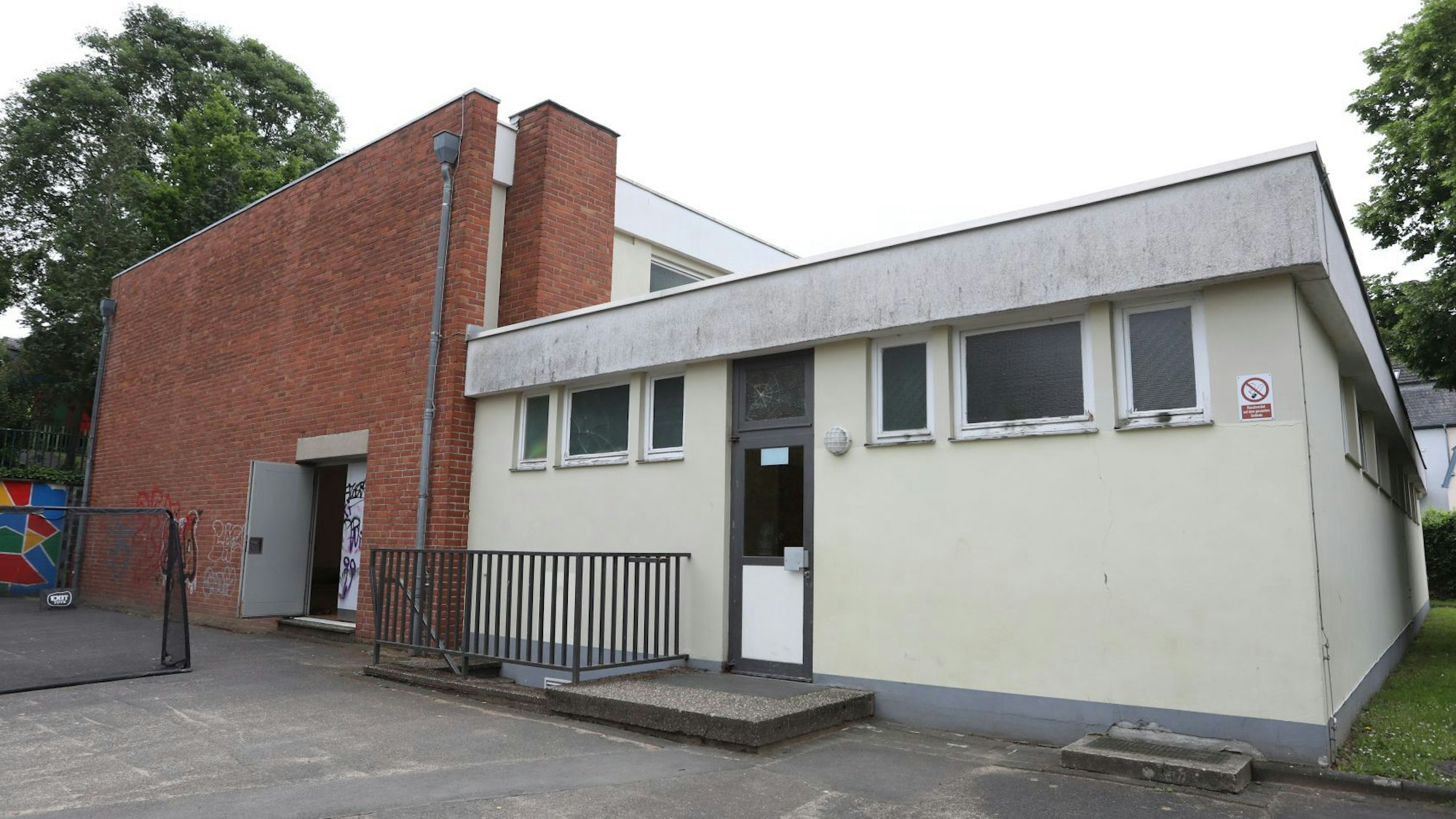 Eine relativ alte Turnhalle.