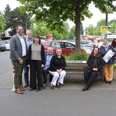 Auf die Mitfahrbank auf dem Veurneplatz in Rösrath-Hoffnungsthal setzten sich zum Start Peter Wilbertz und Heidi Meurer vom Seniorenbeirat sowie Bürgermeisterin Bondina Schulze (v. l.).