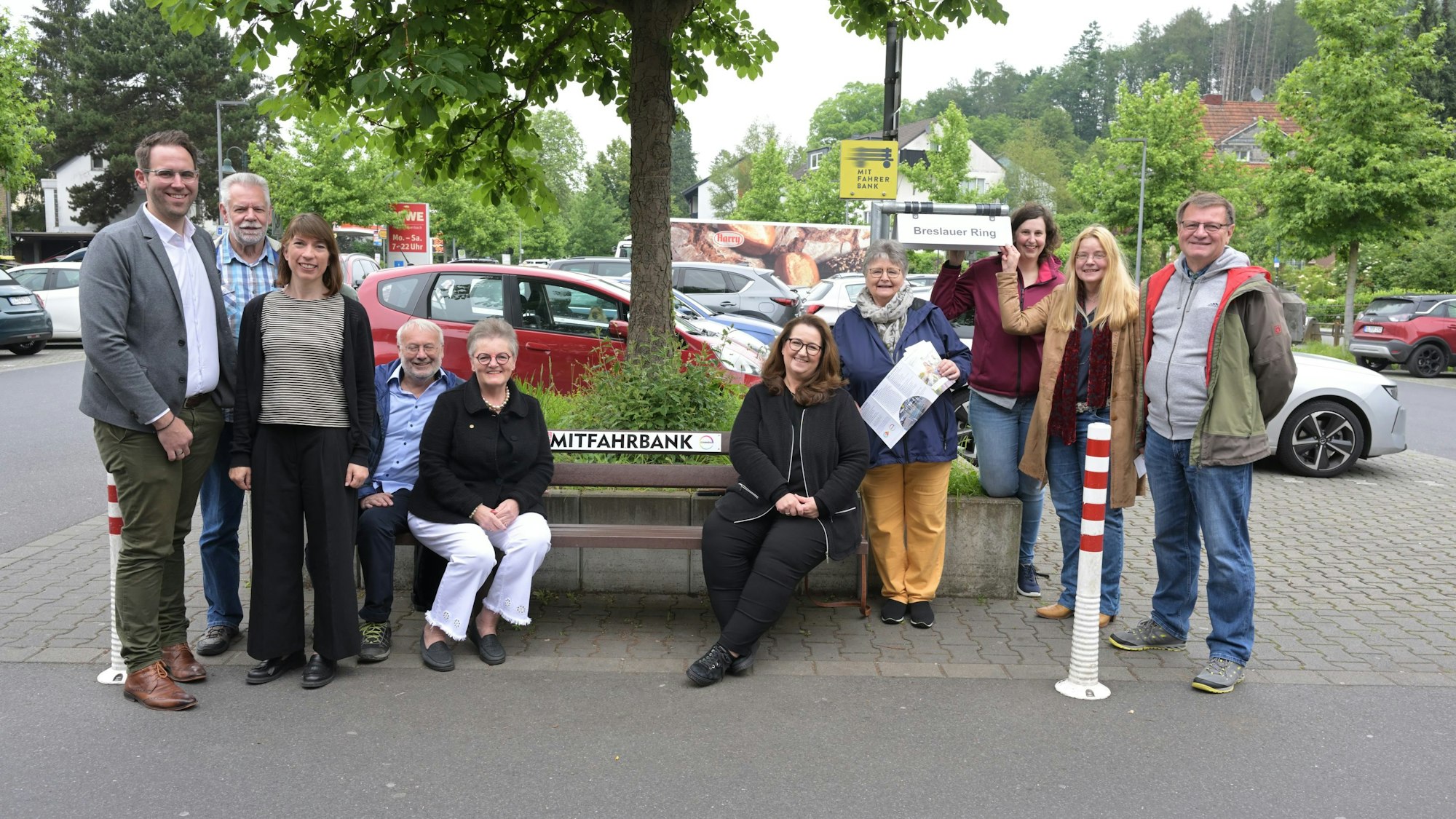 Auf die Mitfahrbank auf dem Veurneplatz in Rösrath-Hoffnungsthal setzten sich zum Start Peter Wilbertz und Heidi Meurer vom Seniorenbeirat sowie Bürgermeisterin Bondina Schulze (v. l.).