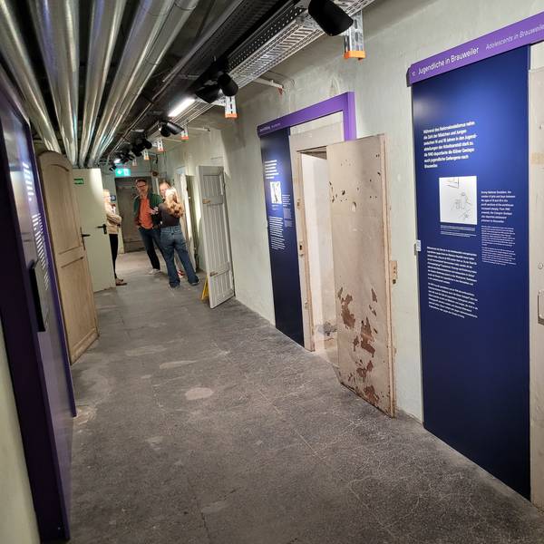 Ein Flur und Zellen im Keller des Frauenhauses der Ende der 60er-Jahre aufgelösten Arbeitsanstalt Brauweiler.