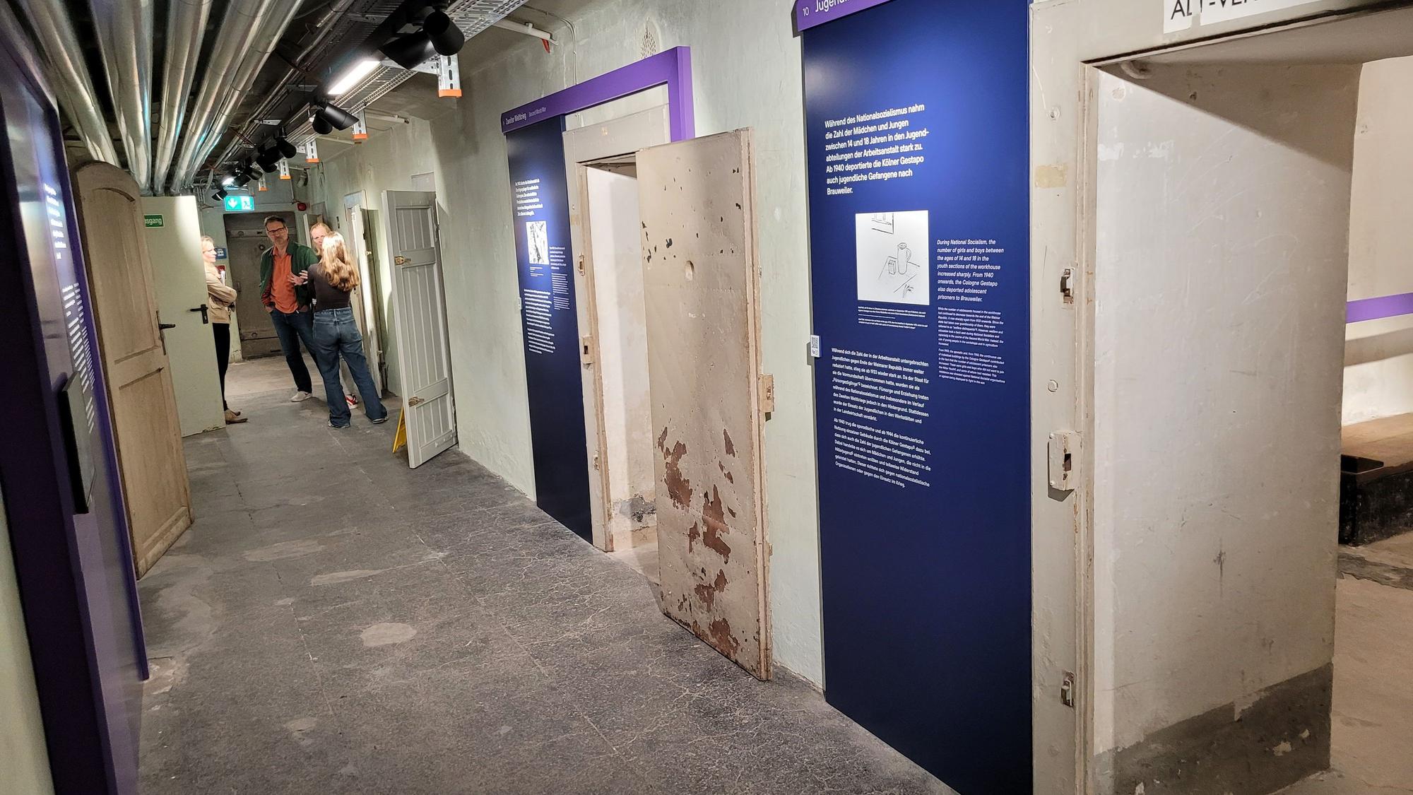 Ein Flur und Zellen im Keller des Frauenhauses der Ende der 60er-Jahre aufgelösten Arbeitsanstalt Brauweiler.