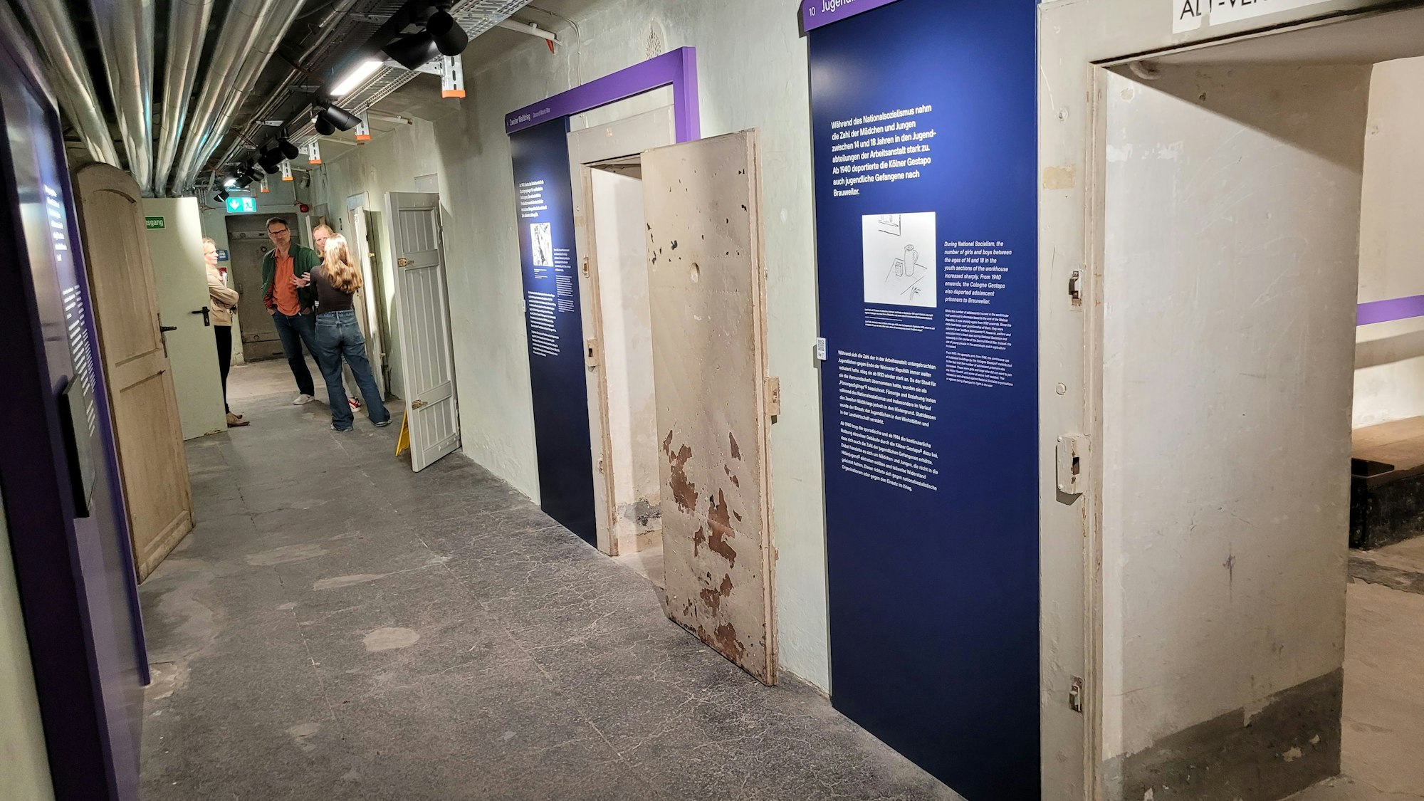 Ein Flur und Zellen im Keller des Frauenhauses der Ende der 60er-Jahre aufgelösten Arbeitsanstalt Brauweiler.