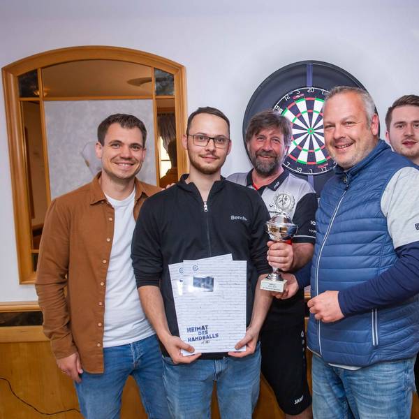 Übergabe eines Pokals an eine Männergruppe