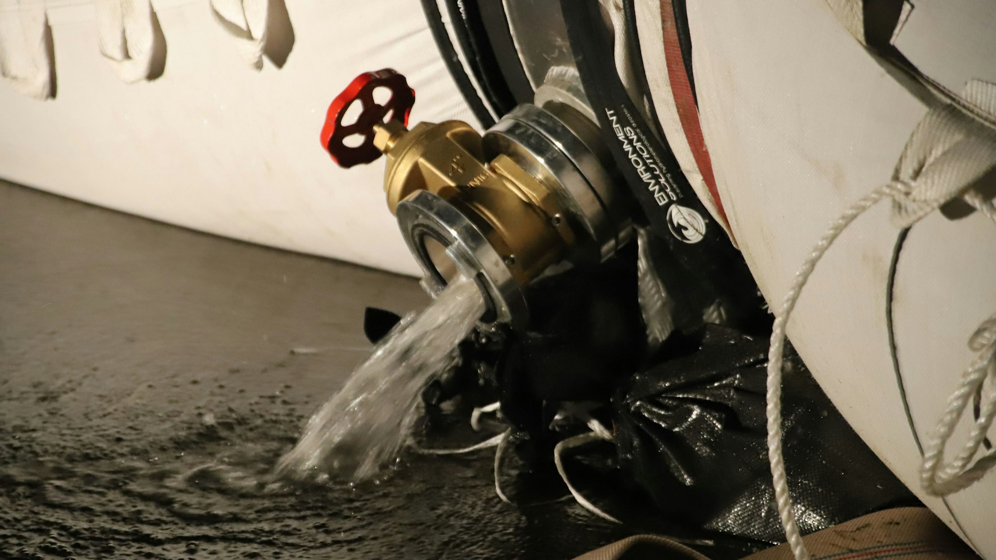 Der Hochwasserschutz von Jo Langen rund um die Gaststättte Zur Siegfähre wird am Donnerstag wieder abgebaut.