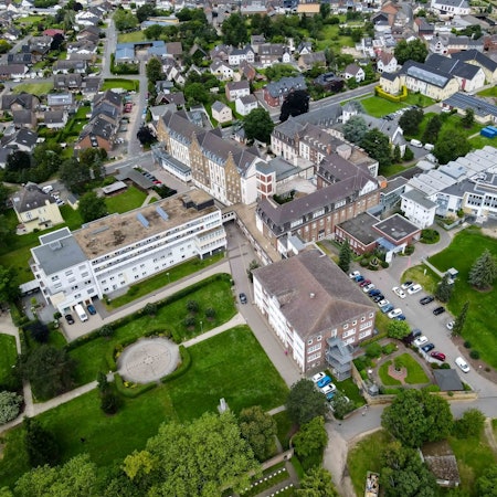 Das Bild zeigt die Gebäude der Marienborn GmbH in Zülpich-Hoven aus der Luft.