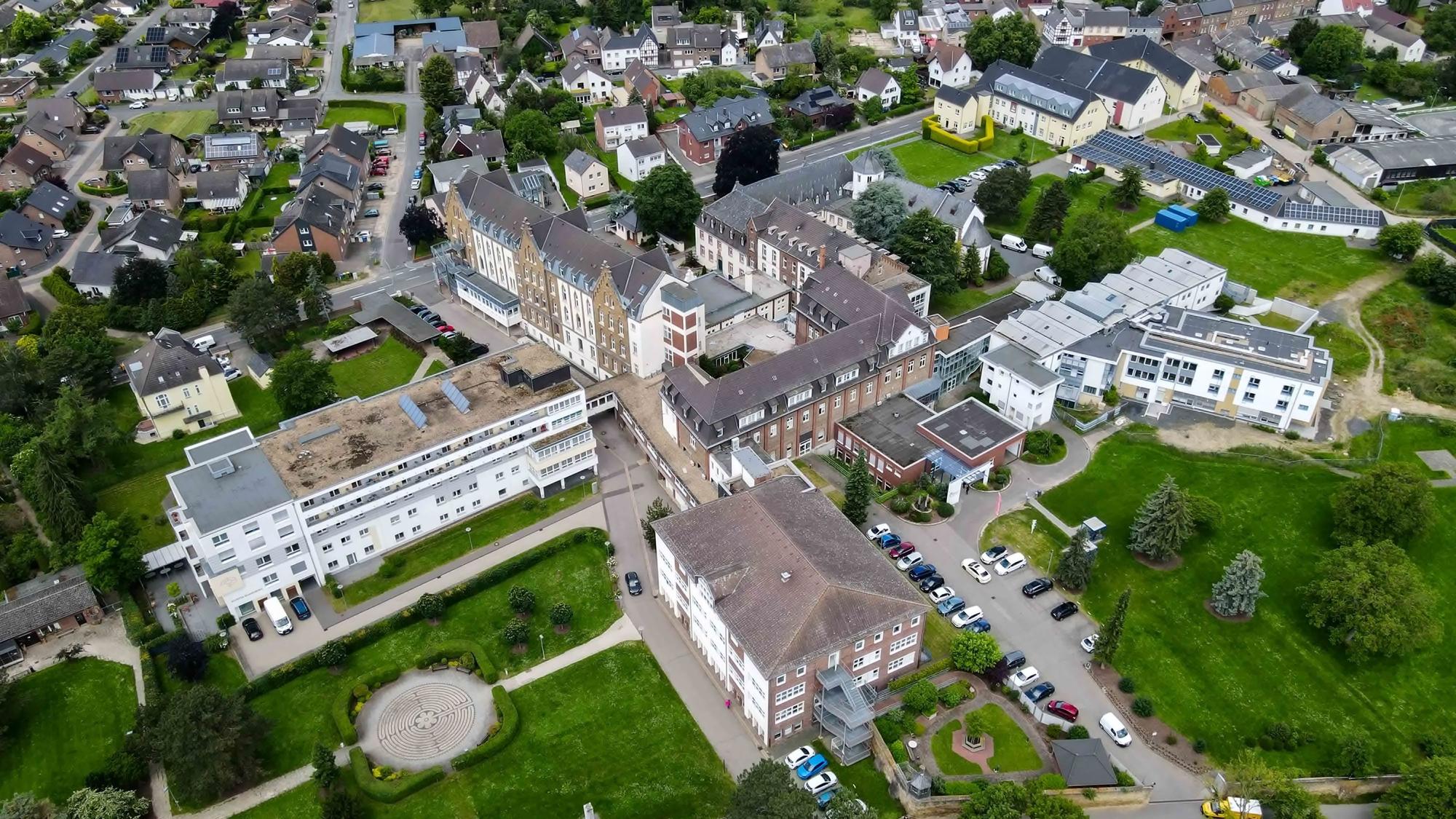 Das Bild zeigt die Gebäude der Marienborn GmbH in Zülpich-Hoven aus der Luft.