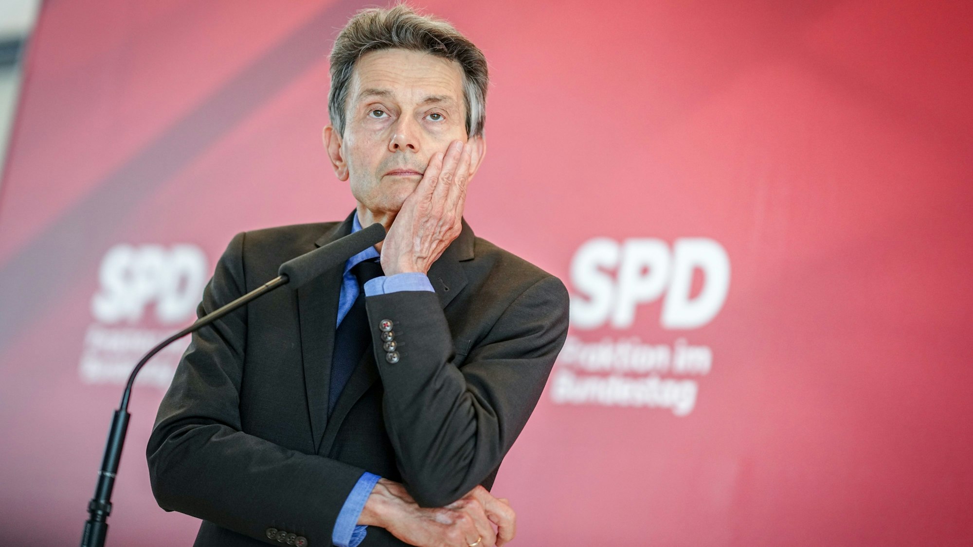 Vorsitzender der SPD-Bundestagsfraktion, gibt ein Pressestatement zu Beginn der SPD-Fraktion.