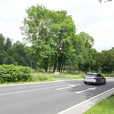 Die Altenberger-Dom-Straße zwischen Odenthal und Altenberg. Ein Auto steht auf einer schmalen Linksabbiegerspur.
