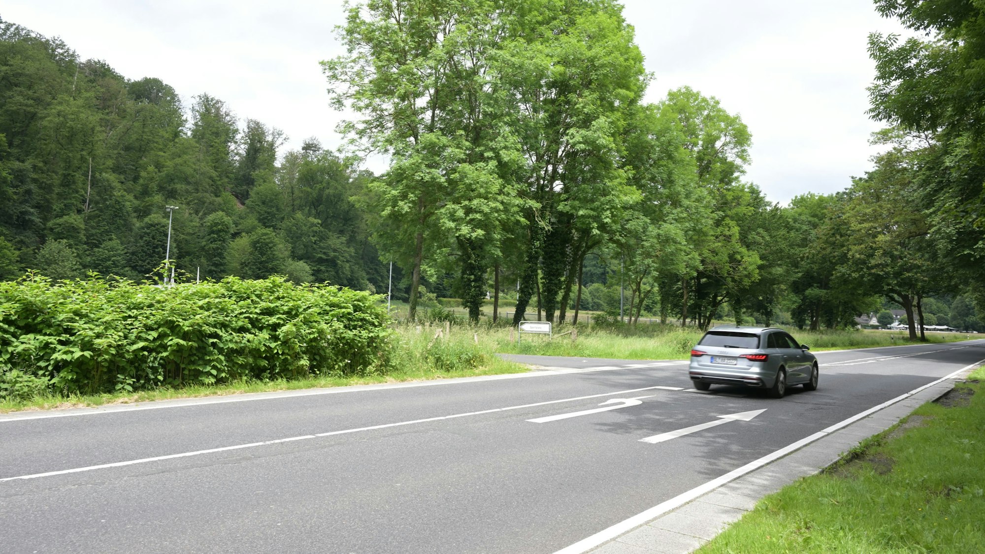 Die Altenberger-Dom-Straße zwischen Odenthal und Altenberg. Ein Auto steht auf einer schmalen Linksabbiegerspur.