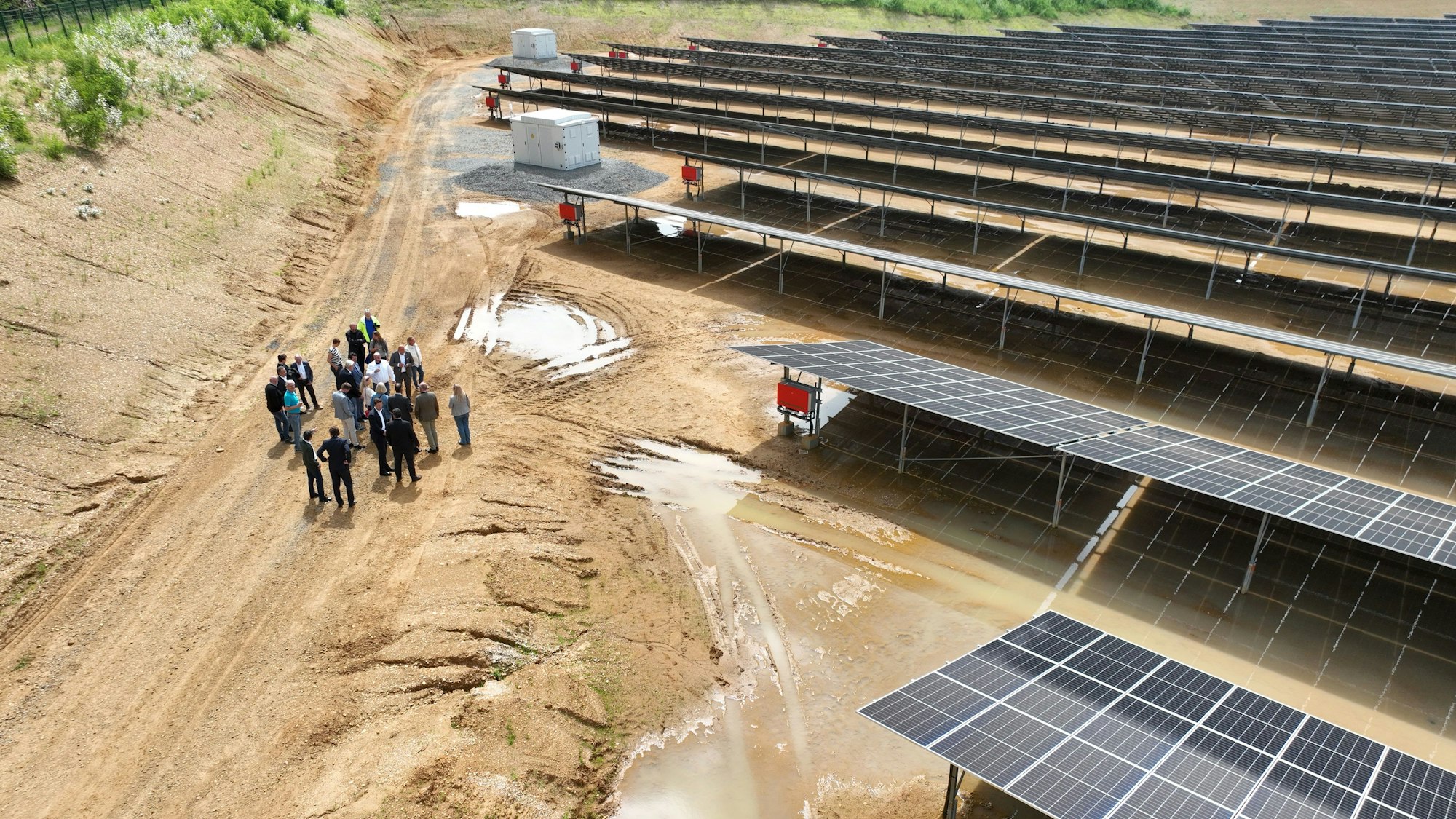 Auf dem Bild sind die Solarzellen aus der Luft zu sehen.