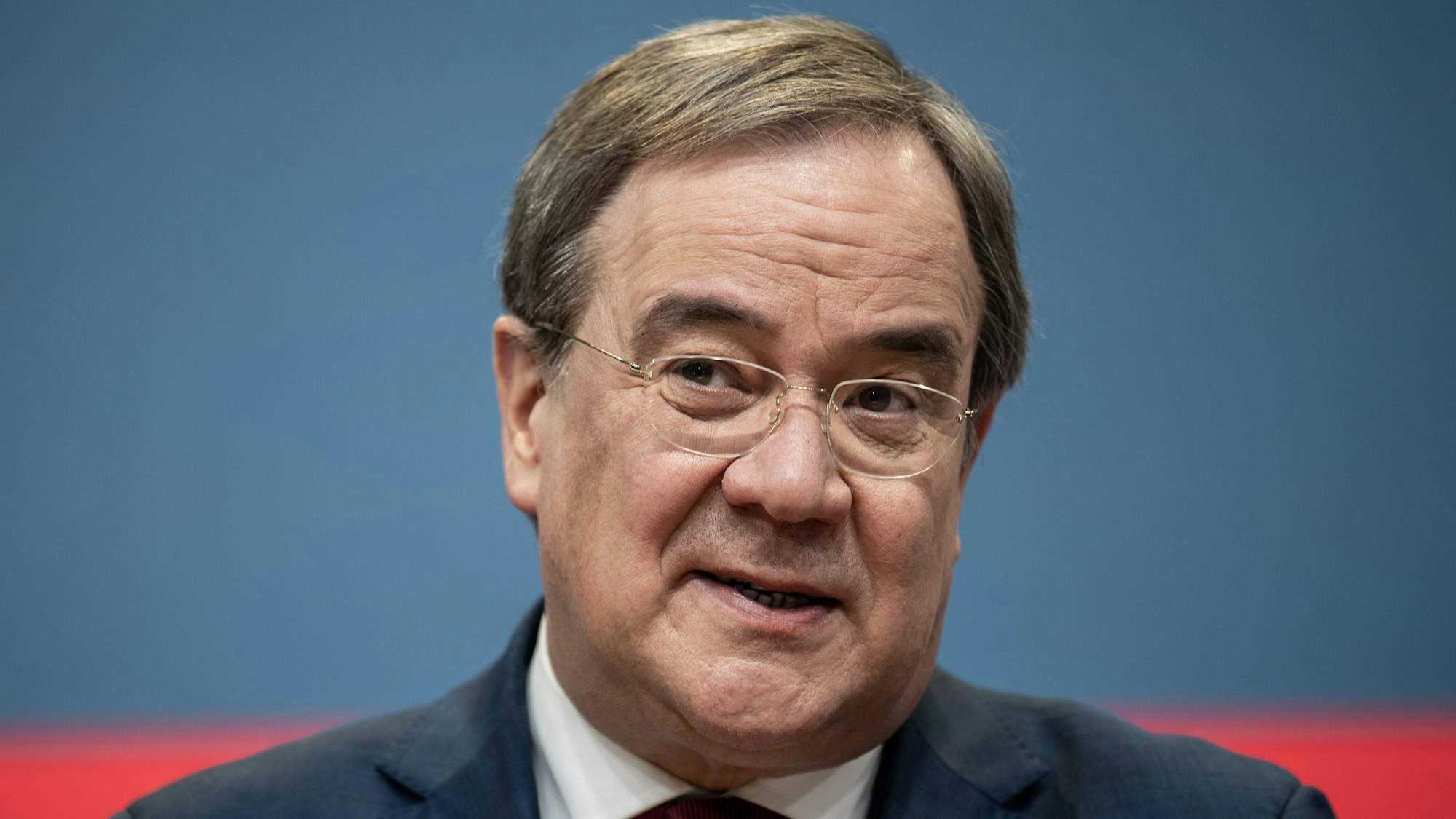 Armin Laschet, ehemaliger Ministerpräsident von Nordrhein-Westfalen, sitzt im Anzug bei einer Pressekonferenz.