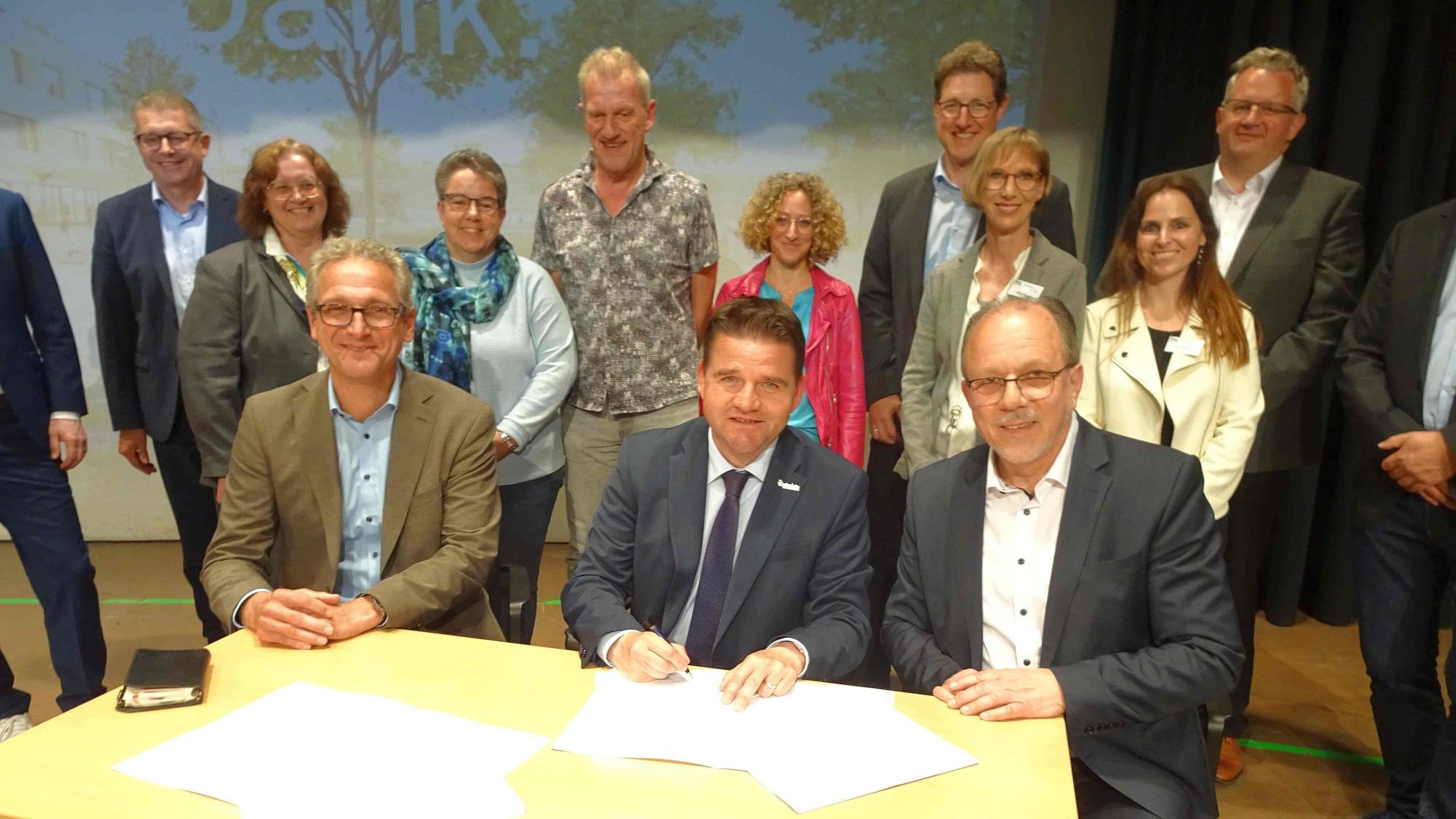 von links: Bert Sluyter von der Firma Ten Brinke Gendringen, Meckenheims BM Holger Jung und der Technische Beigeordnete Heinz-Peter Witt. Mit der Vertragsunterzeichnung besiegelten die Stadt Meckenheim und der zukünftige Projektpartner, die Firma Ten Brinke Bau GmbH, ihre Kooperation und gaben den Startschuss für das größte Investitionsprojekt in die Bildungslandschaft der Stadt.