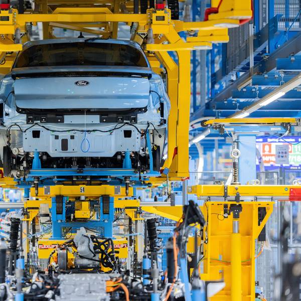 Ford Elektroautos vom Typ Explorer stehen beim Produktionsstart in der Halle.