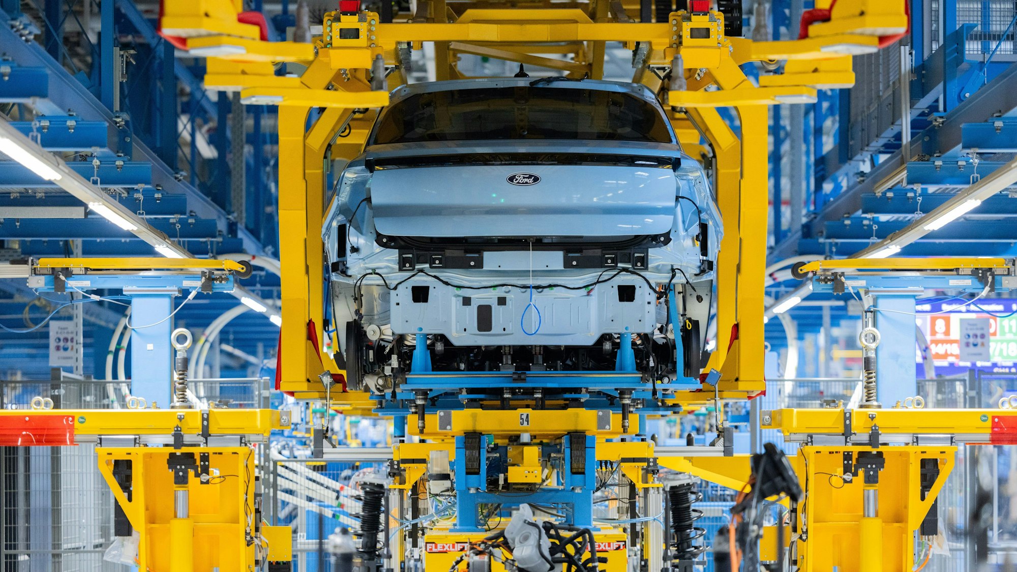 Ford Elektroautos vom Typ Explorer stehen beim Produktionsstart in der Halle.