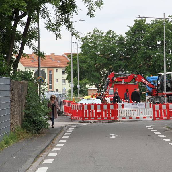 Bauarbeiten im Siegburger Haufeld, Schrankenanlage für einen Parkplatz